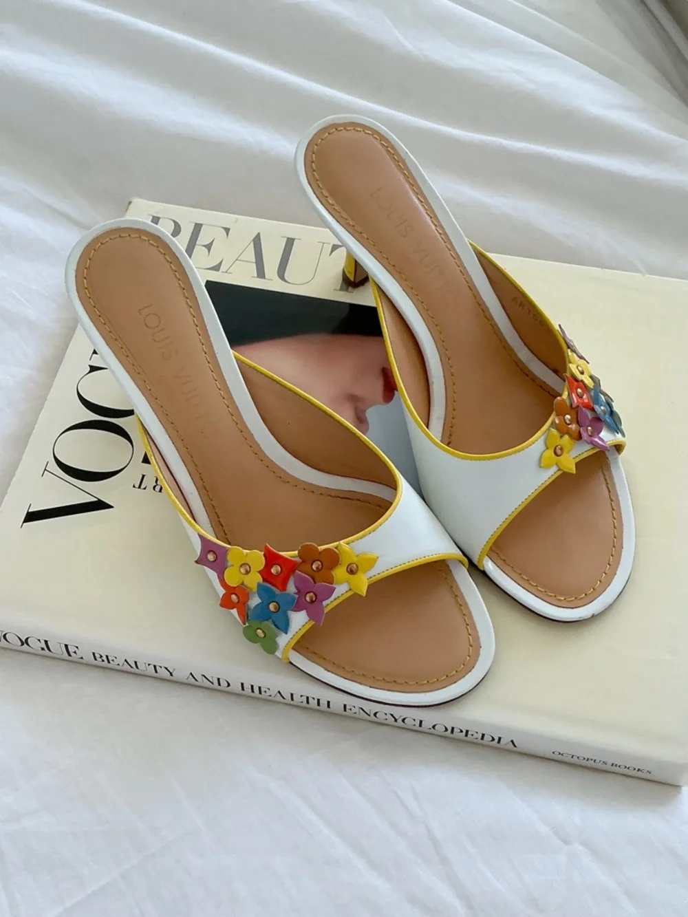 Louis Vuitton 2002 White Leather Slide Mules with Multicolor Flower Motif - Picture 2 of 3